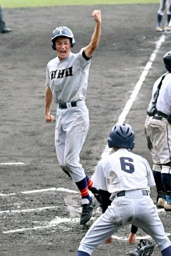東邦大東邦―君津　１０回表東邦大東邦無死満塁、相手の失策で本塁に生還し雄たけびを上げる柳＝袖ケ浦市営
