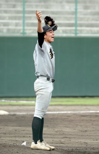 多古―市柏　３回裏市柏無死二塁、野手に声をかける多古の村山＝成田大谷津