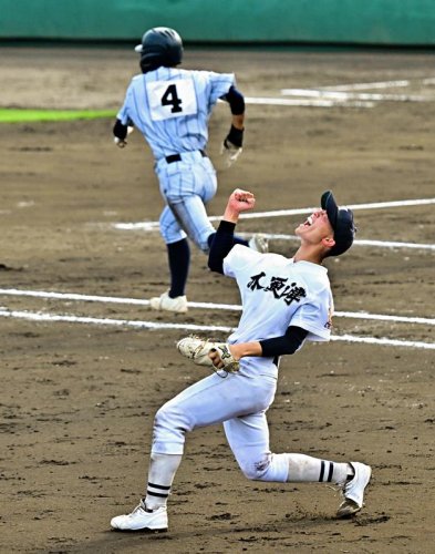 暁星国際－木更津　完投勝利を挙げ右拳を握りしめる木更津の横瀬＝１８日、柏の葉公園野球場