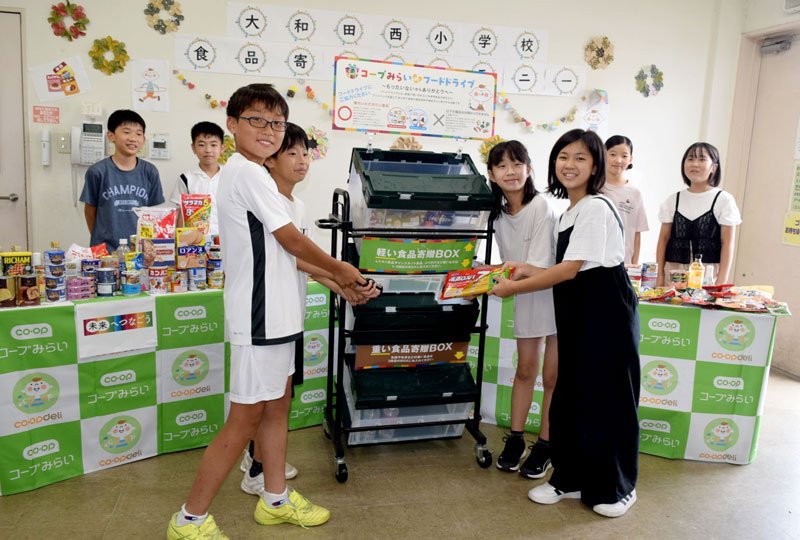 全校児童から集まった食品を寄付する大和田西小の児童会役員ら＝八千代市のコープ八千代店
