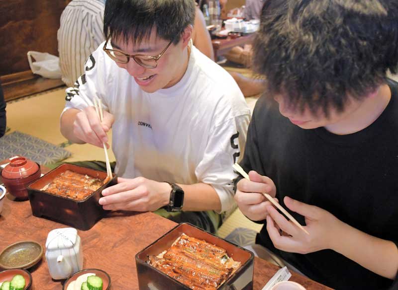 成田山参道、ウナギ求めにぎわい　土用の丑の日　猛暑の中、注文ひっきりなし