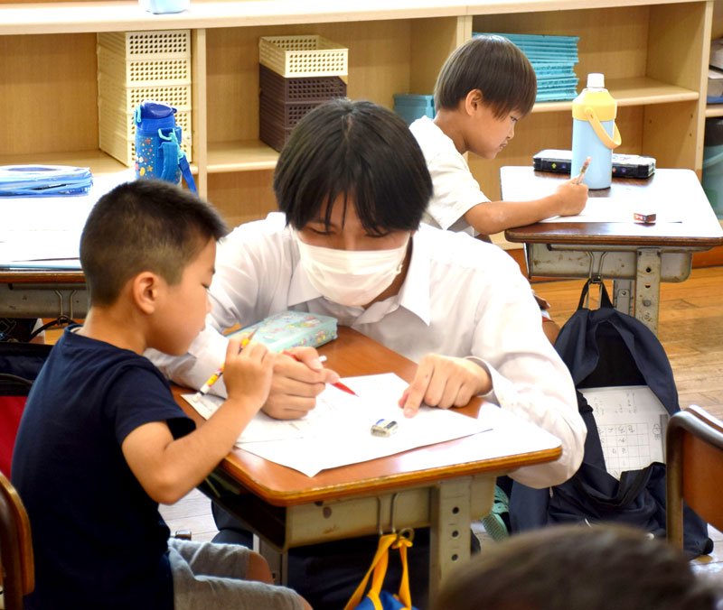 長生高校の生徒から勉強を教わる児童＝２３日、長生村立八積小
