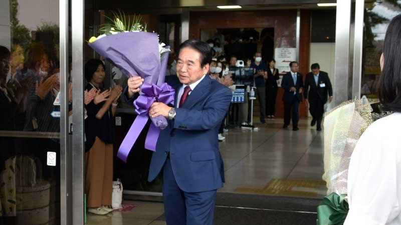 印西市役所を職員に見送られながら後にする板倉市長＝２６日午後３時半ごろ