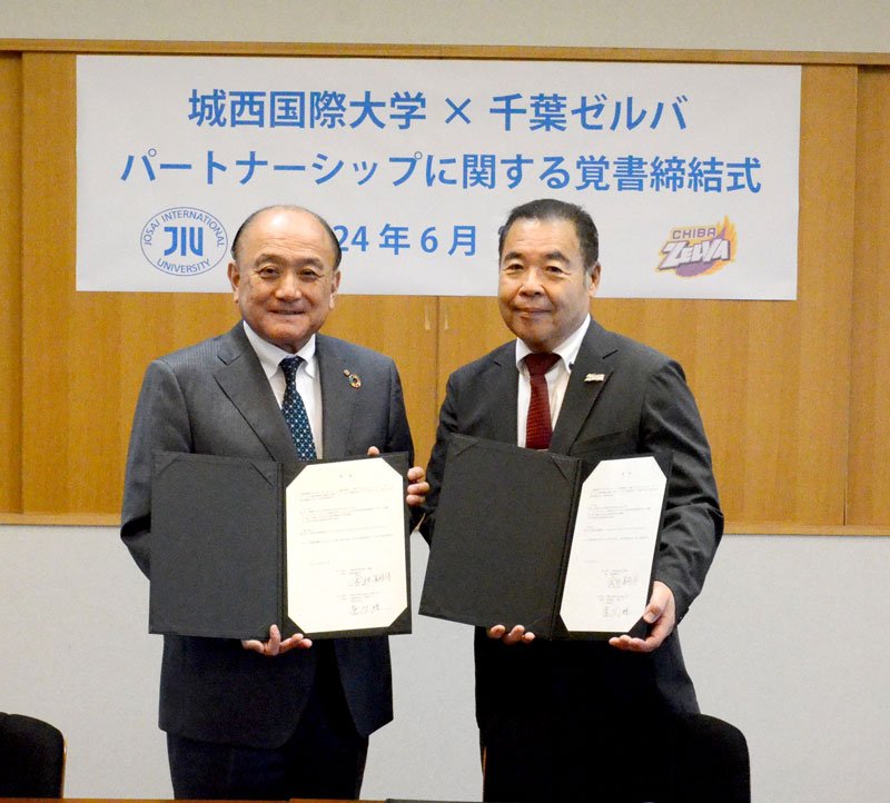 覚書を交わした倉林学長（左）と吉川代表理事＝東金市
