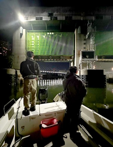 ボートで夜釣りをするＣＵＣ釣りサークルの会員