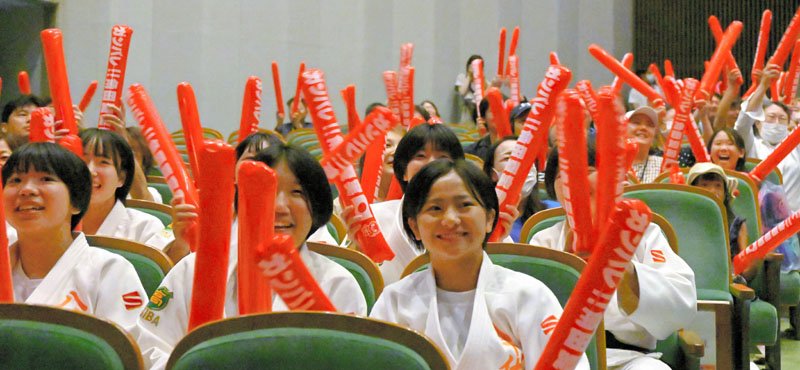 柔道・角田夏実選手に地元エール　八千代高部員ら３００人集結　憧れ先輩に熱視線　市民会館でＰＶ　【パリ五輪】
