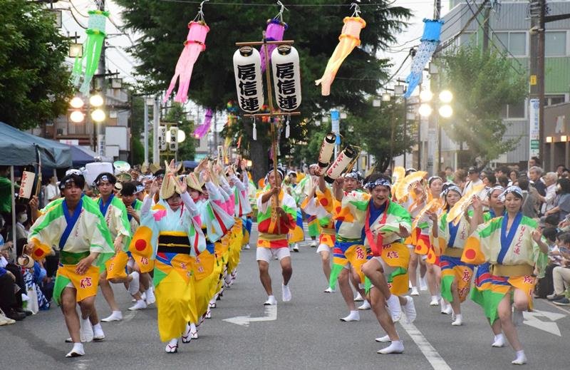 切れのある動きを披露するもばら阿波おどりの参加者＝２７日夕、茂原市
