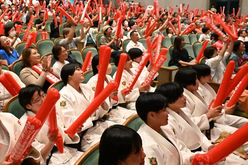 角田選手が金メダルを取り、会場は沸き上がった＝２８日午前１時ごろ、八千代市の市民会館