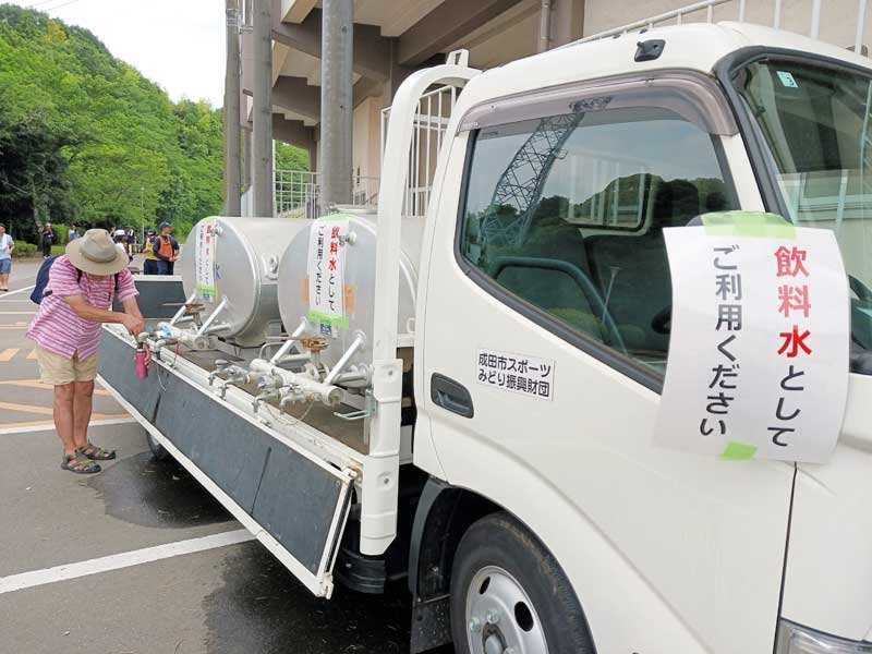 大谷津球場に用意された飲用水の給水車＝１０日、成田市