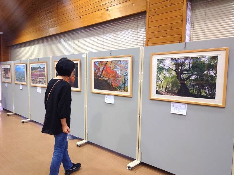 美しい風景の作品が並ぶ「サイクルフォト結成３０周年記念写真展」＝市原市の上総更級公園・公園センター
