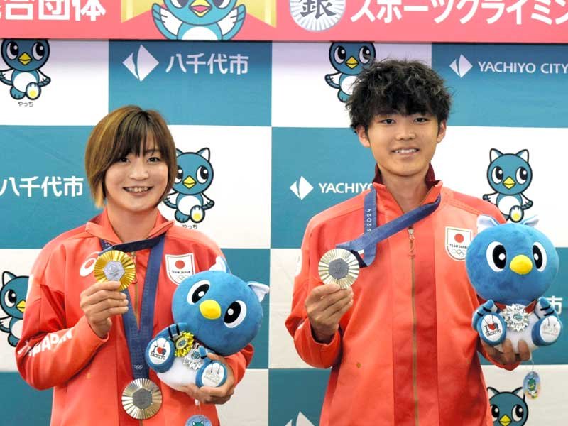 地元の八千代市役所に凱旋したパリ五輪柔道女子４８キロ級金メダルの角田選手（左）とスポーツクライミング男子複合銀メダルの安楽選手＝２６日
