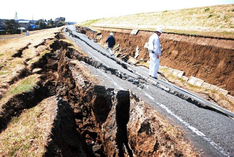 東日本大震災で崩れた利根川の堤防沿いの道路＝２０１１年３月１２日、栄町
