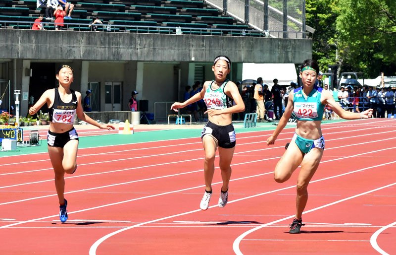 女子２００メートル決勝　５位でゴールした市船橋の杉本（右）