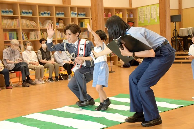 一日警察署長のたすきを着けて活動に取り組む新浜さん（匝瑳署提供）