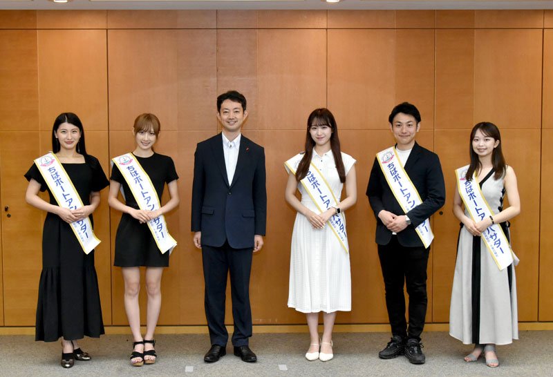 熊谷知事（左から３人目）を表敬訪問したポートアンバサダー＝７日、県庁