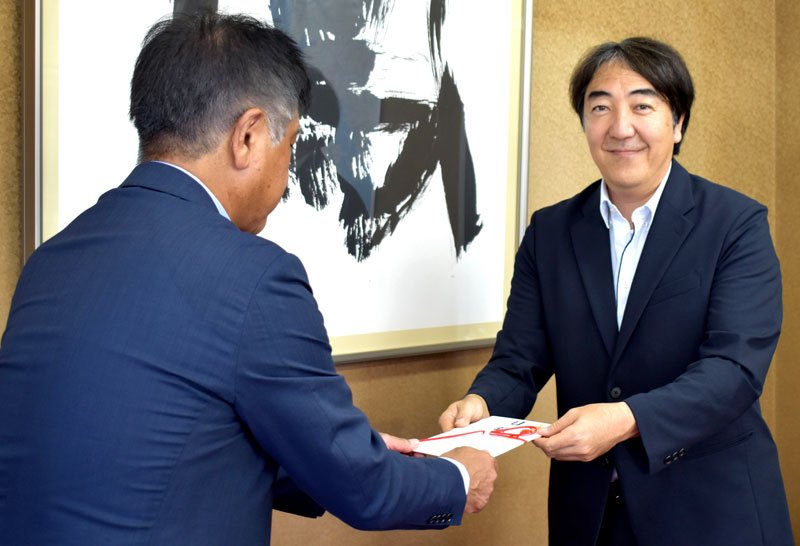 千葉日報福祉事業団の中元広之理事長に目録を手渡す内田理事長（右）