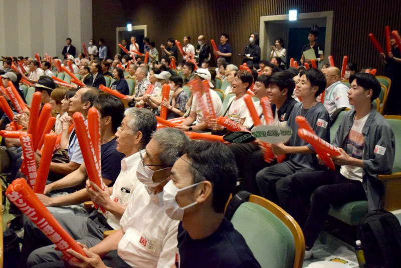 安楽に声援を送るＰＶの来場者＝９日夜、八千代市市民会館