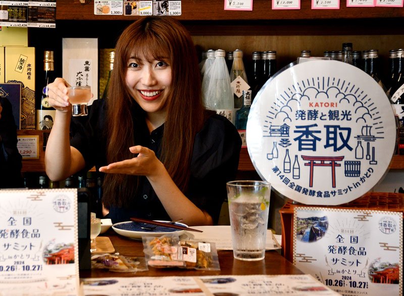 ユーチューブのライブ配信で地酒を紹介する石井さん＝香取市
