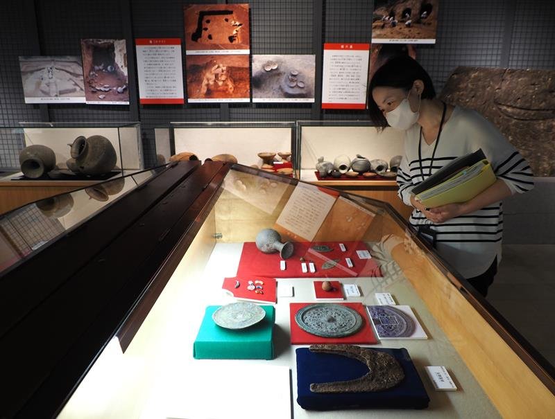古代から現代まで、時代ごとに分かれた展示室。発掘調査の出土品や各種資料が並び、郷土史を通観できる＝木更津市郷土博物館金のすず
