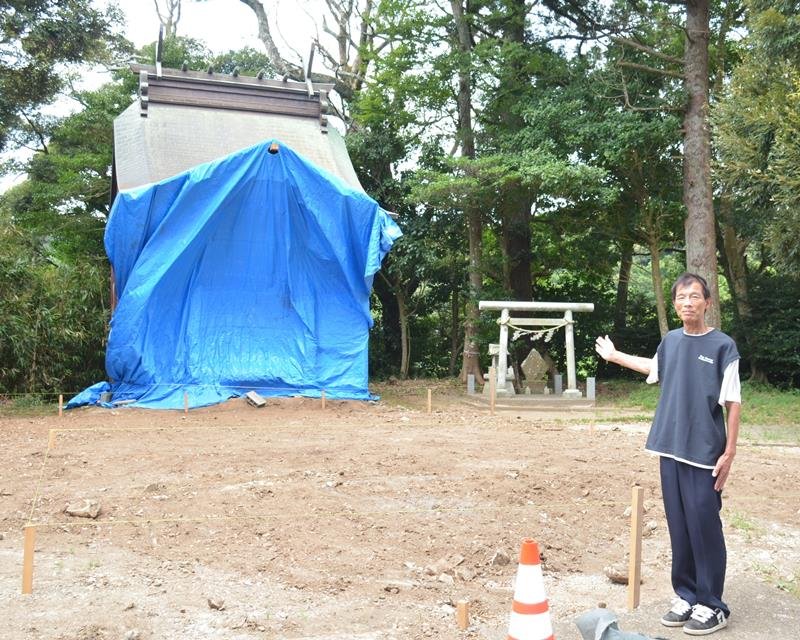 拝殿と弊殿は既に取り壊し、御霊（みたま）が祭られる本殿はブルーシートで覆われる＝いすみ市
