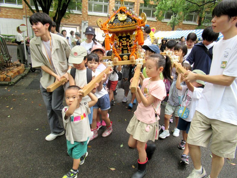 「子どもみこし」を担いで練り歩く子どもたち＝市川市の千葉商科大