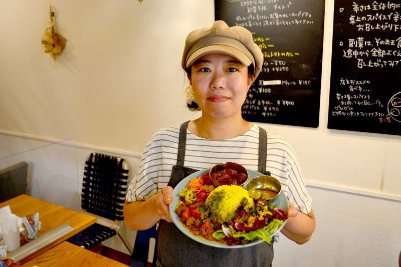 「えらべるあいがけカレー」と小川オーナー＝千葉市中央区
