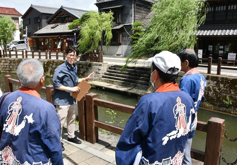 ボランティアガイドのメンバーに災害時の意点を説明する山崎さん（奥）＝２７日、香取市
