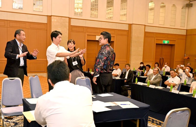 すごむ暴力団員役（右）に、真剣に対応する受講者＝２７日、千葉市中央区