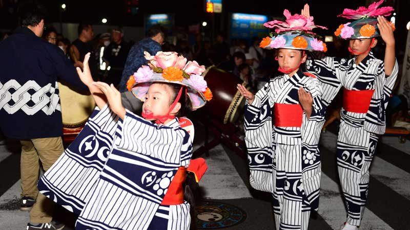 第４８回千葉の親子三代夏祭りで約２千人が「千葉おどり」を楽しんだ＝２０２３年８月２０日午後、千葉市中央区