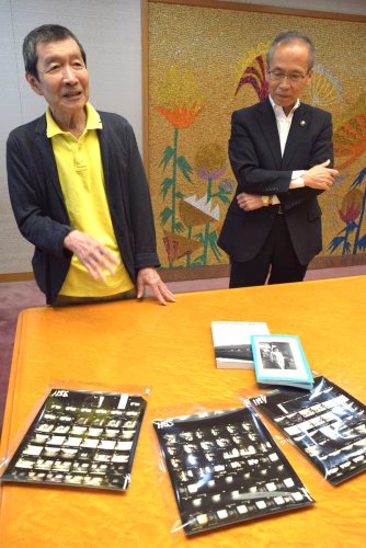 ベタ焼きなどを前に作品について説明する北井さん（左）。右は松戸市長＝船橋市役所
