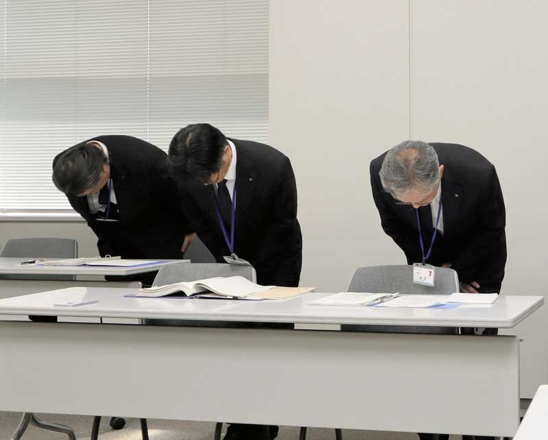 千葉県病院局の職員の懲戒処分について謝罪する野沢邦彦副病院局長（右）ら＝６日、県庁