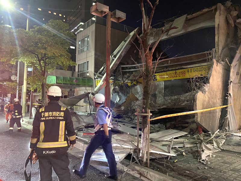 足場が崩れた現場＝２０日午後７時４５分ごろ、千葉市中央区