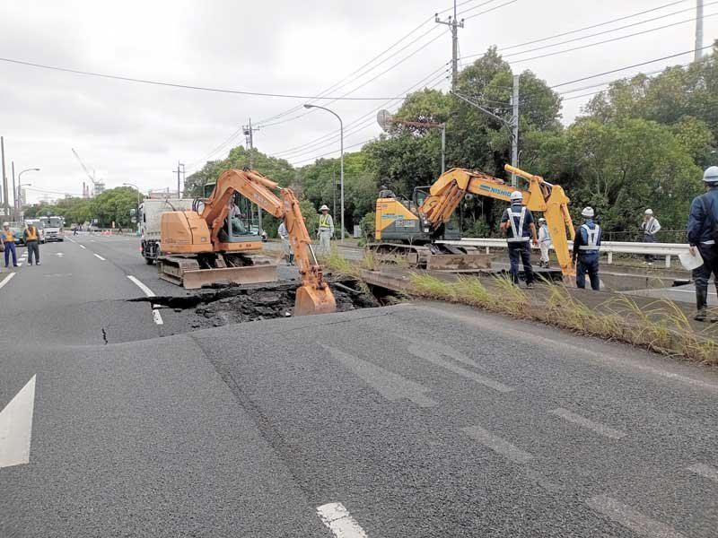 陥没した国道１６号では、原因を調べるため舗装を剥がす作業が行われた＝４日、市原市（千葉国道事務所提供）