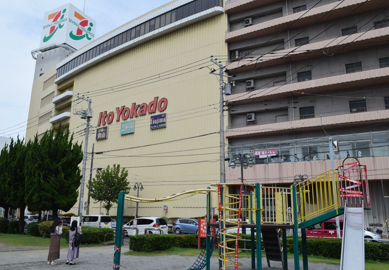 ２９日で閉店するイトーヨーカドー津田沼店。スマートフォンで記念撮影する人も＝２８日