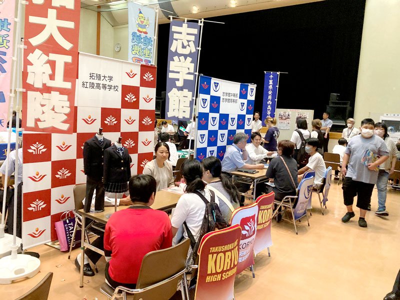 各校のブースで進路相談などをする来場者ら＝１日、木更津市