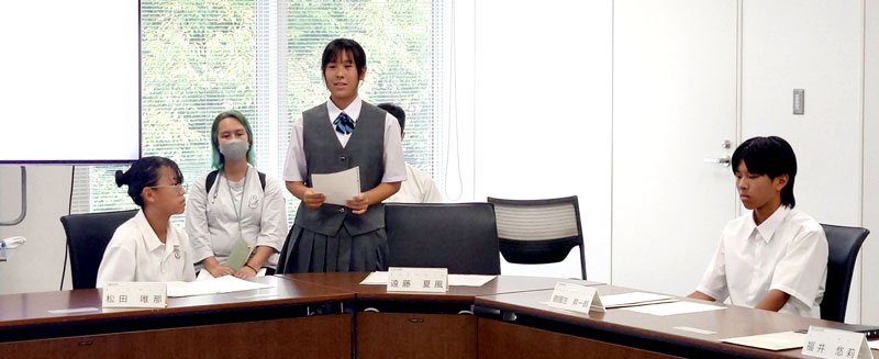 広島に派遣され、感想を報告した「平和大使」の中学生＝市原市役所