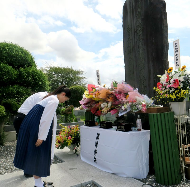 慰霊碑に頭を下げる参列者＝１日、船橋市の馬込霊園