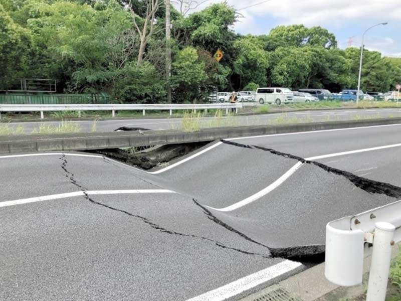 大きく陥没した市原市の国道１６号（千葉国道事務所提供）