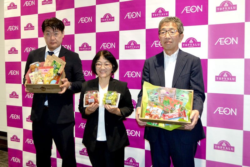 防災に役立つ新商品などを発表したトップバリュの土谷社長（中央）ら＝千葉市美浜区