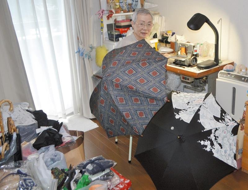 作業場にした自宅の一室で日傘を作る青山さん。小紋や留め袖など、どんな種類でも日傘にできる＝千葉市美浜区