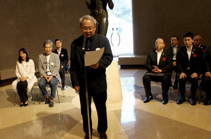 企画展「西川勝人　静寂の響き」内覧会の開会式であいさつする生嶋章宏館長＝１３日、ＤＩＣ川村記念美術館