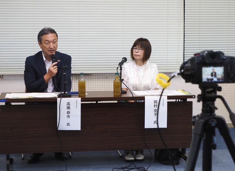 討論会に出席した高橋氏（左）と岡村氏＝富津市
