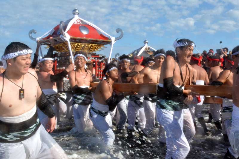 伝統のはだか祭り　漁師町に熱気、いすみ大原地区　みこし担いで男衆海へ集結　【写真複数あり】