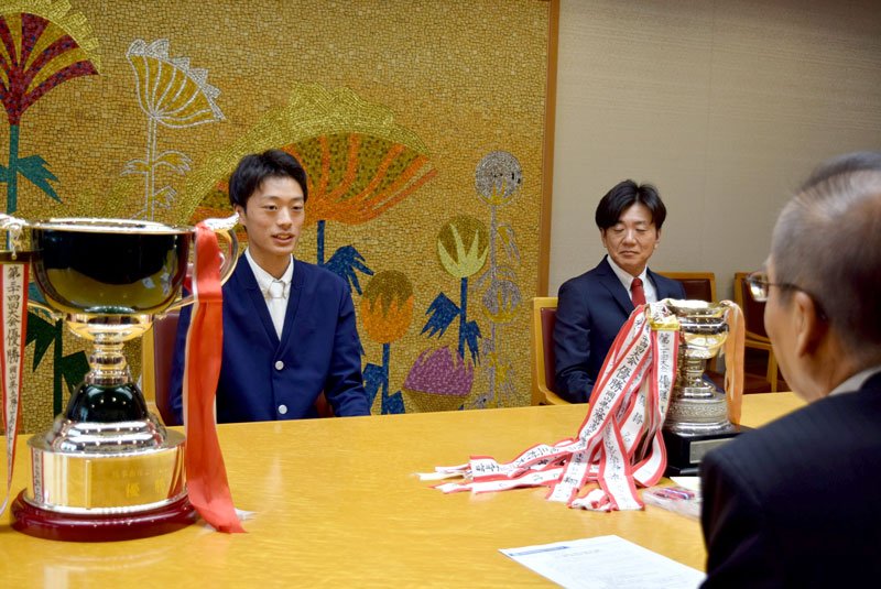 全日本高校馬術選手権大会初優勝を松戸市長（手前）に報告する小川さん（左）。右は父親の登美夫さん＝船橋市役所