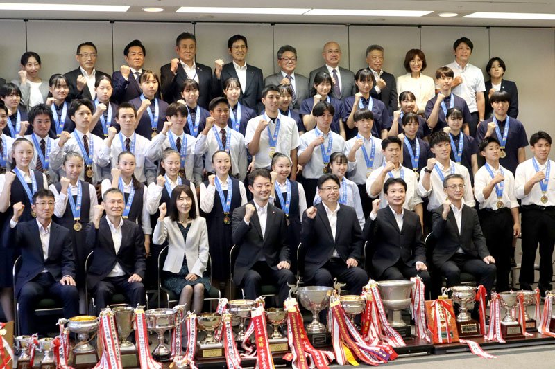 千葉県庁を訪れた高校総体の優勝選手ら＝県庁
