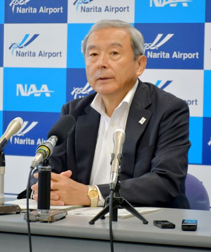 定例会見で成田空港の運用状況などについて説明するＮＡＡの田村社長＝２７日、成田市の同空港
