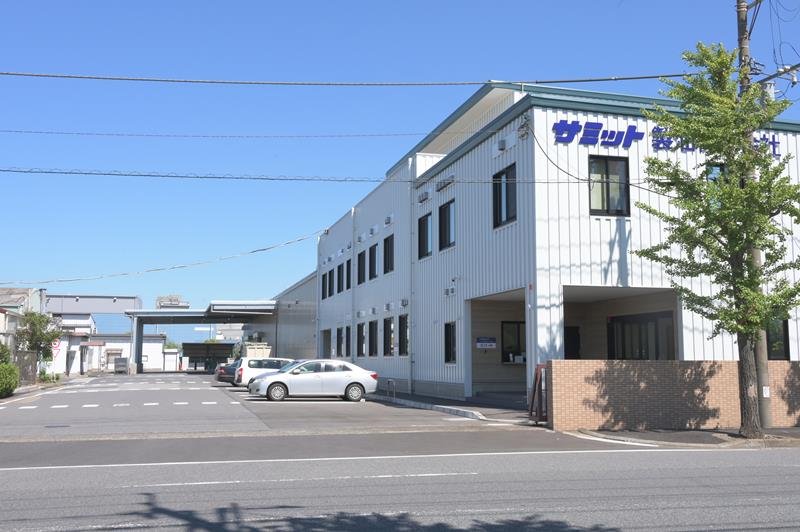 タンクが爆発した製油会社「サミット製油」＝１３日午後０時４０分ごろ、千葉市美浜区新港