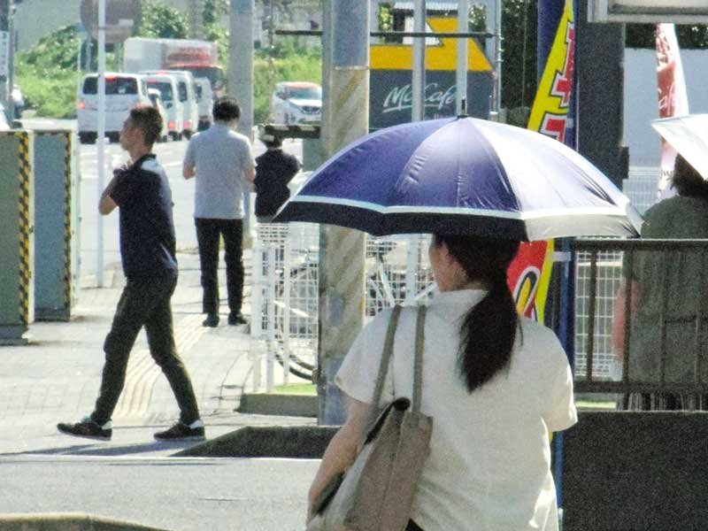 季節外れの真夏日で、強い日差しが戻った茂原市では日傘を使う人の姿が目立った＝２日午後