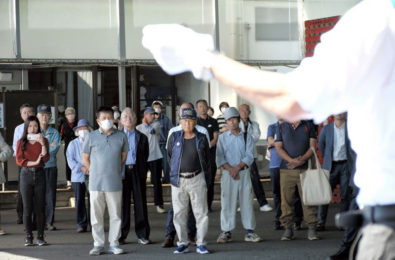 候補者の訴えを聞く支援者など有権者ら＝１５日、富里市