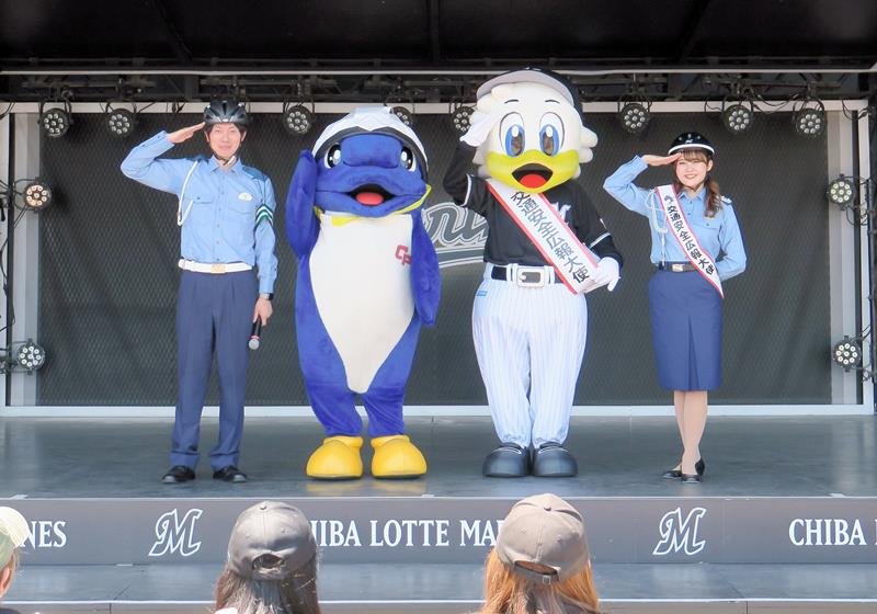 ５月に県警が実施した啓発キャンペーンでは、警察官やキャラクターがヘルメットを実際に着用して努力義務化をアピ－ルした

